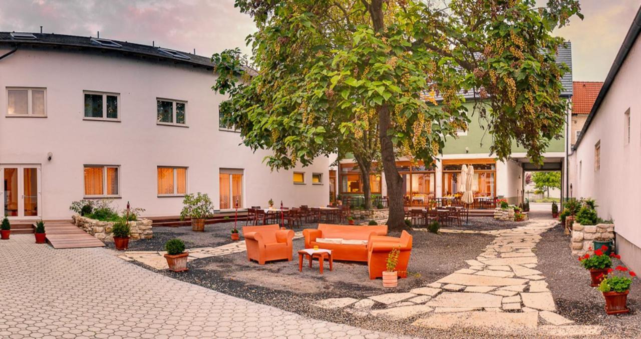 Hotel Zur Post Illmitz Eksteriør bilde